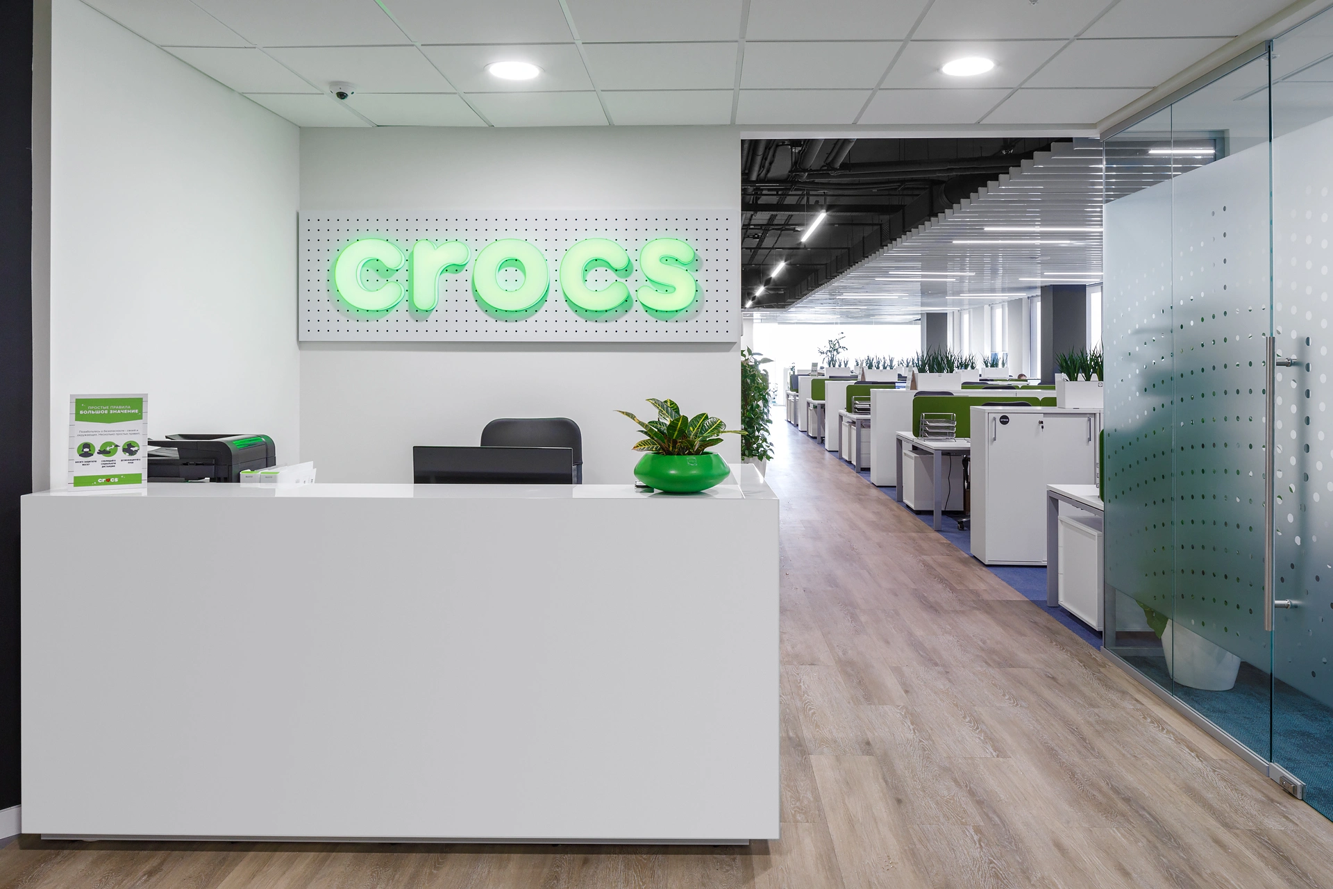 Крокс Москва - стол рецепции и логотип